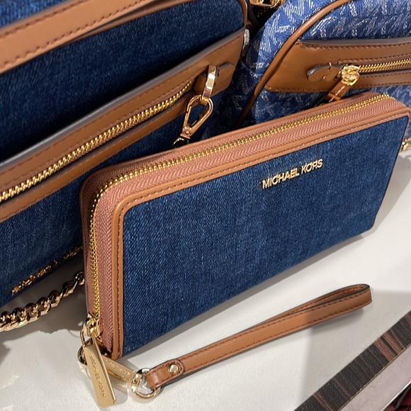 Michael Kors Jet Set Travel Large Travel CONTINENTAL 
Indigo - Picture 3 of 16